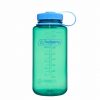 Botella Nalgene Sustain Block 1L: fabricada con material reciclado, esta botella combina resistencia y sostenibilidad. Con su diseño moderno y capacidad de 1 litro, es ideal para mantenerte hidratado durante tus aventuras al aire libre, proporcionando durabilidad y comodidad en todo momento.