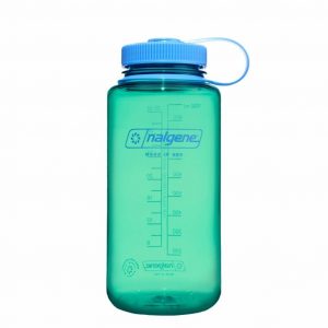 Botella Nalgene Sustain Block 1L: fabricada con material reciclado, esta botella combina resistencia y sostenibilidad. Con su diseño moderno y capacidad de 1 litro, es ideal para mantenerte hidratado durante tus aventuras al aire libre, proporcionando durabilidad y comodidad en todo momento.