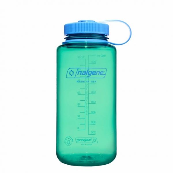 Botella Nalgene Sustain Block 1L: fabricada con material reciclado, esta botella combina resistencia y sostenibilidad. Con su diseño moderno y capacidad de 1 litro, es ideal para mantenerte hidratado durante tus aventuras al aire libre, proporcionando durabilidad y comodidad en todo momento.