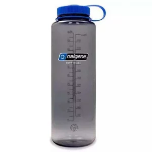 Botella Nalgene Sustain 1,5L: amplia capacidad, resistente y ecológica, fabricada con material reciclado. Perfecta para mantenerte hidratado durante largas jornadas al aire libre, su diseño robusto y ligero la convierte en una opción ideal para todo tipo de actividades.