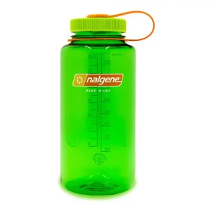 Botella Nalgene Sustain 1L: duradera, ligera y ecológica, fabricada con material reciclado. Ideal para mantenerte hidratado en tus aventuras al aire libre, con diseño resistente a impactos y capacidad de 1 litro. ¡Una opción práctica y sostenible para todos tus viajes!