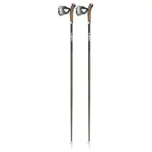 Bastones Leki Flash Carbon: bastones de longitud fija diseñados para Nordic Walking, fabricados con un 70 % de carbono para una óptima rigidez y ligereza. Equipados con empuñadura Nordic Shark y dragonera Shark Frame Strap Mesh, ofrecen una transmisión de energía eficiente y un ajuste cómodo. La punta Power Grip garantiza un agarre seguro en superficies pavimentadas, ideales para entrenamientos intensivos y caminatas técnicas.