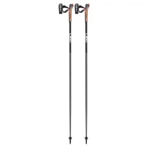 Bastones Leki Response: bastones fijos diseñados para Nordic Walking, fabricados en aluminio HTS 6.0 para una combinación óptima de ligereza y resistencia. Equipados con empuñaduras CorTec ergonómicas y dragoneras Trigger 1 Nordic Strap, ofrecen un ajuste cómodo y eficiente. Las puntas Powergrip Pad proporcionan un agarre seguro en superficies urbanas, ideales para caminatas activas y entrenamientos regulares.​