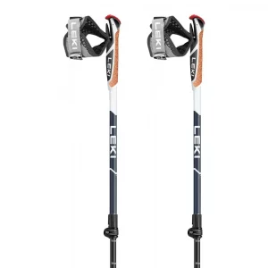 Bastones Leki Smart Supreme: bastones de marcha nórdica ajustables, fabricados en aluminio HTS 6.0, diseñados para ofrecer versatilidad y rendimiento. Equipados con el sistema Trigger Shark 2.0, permiten una conexión rápida y segura entre la mano y el bastón, facilitando la liberación de la correa con un solo clic. La empuñadura de corcho natural proporciona un agarre cómodo y ergonómico. El sistema de ajuste Speed Lock Plus permite una regulación rápida y segura de la longitud, adaptándose a diferentes usuarios y terrenos. La punta Smart Tip 2.0 ofrece la posibilidad de cambiar entre un tope de goma y una punta de carburo extensible sin necesidad de retirar el tope de goma, garantizando estabilidad en diversas superficies. Con una longitud ajustable entre 100 y 130 cm y un peso de 224 g por par, estos bastones son ideales para quienes buscan flexibilidad y alto rendimiento en sus actividades de marcha nórdica.