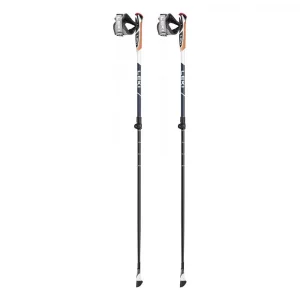 Bastones Leki Smart Supreme: bastones de marcha nórdica ajustables, fabricados en aluminio HTS 6.0, diseñados para ofrecer versatilidad y rendimiento. Equipados con el sistema Trigger Shark 2.0, permiten una conexión rápida y segura entre la mano y el bastón, facilitando la liberación de la correa con un solo clic. La empuñadura de corcho natural proporciona un agarre cómodo y ergonómico. El sistema de ajuste Speed Lock Plus permite una regulación rápida y segura de la longitud, adaptándose a diferentes usuarios y terrenos. La punta Smart Tip 2.0 ofrece la posibilidad de cambiar entre un tope de goma y una punta de carburo extensible sin necesidad de retirar el tope de goma, garantizando estabilidad en diversas superficies. Con una longitud ajustable entre 100 y 130 cm y un peso de 224 g por par, estos bastones son ideales para quienes buscan flexibilidad y alto rendimiento en sus actividades de marcha nórdica.