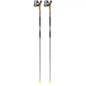 Bastones Leki Speed Pacer Vario: bastones de marcha nórdica ajustables, fabricados en carbono para ofrecer ligereza y resistencia. Incorporan empuñadura Nordic Shark y correa Shark Frame Strap Mesh, que garantizan una transmisión de potencia eficiente y un control preciso. Su sistema de bloqueo Super Lock permite ajustar la longitud de forma rápida y segura, adaptándose a diferentes necesidades y terrenos. Ideales para quienes buscan rendimiento y versatilidad en sus entrenamientos.