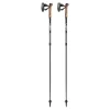 Bastones Leki Spin: bastones telescópicos de dos tramos para marcha nórdica, fabricados en aluminio HTS 5.5. Incorporan el sistema de ajuste Super Lock para una longitud personalizada y segura. Equipados con empuñadura ergonómica Trigger 1 y dragonera ajustable, ofrecen una conexión eficiente y cómoda. Las puntas de carburo y los tacos Powergrip Pad aseguran tracción en diversas superficies, siendo ideales para entrenamientos y caminatas en distintos terrenos.​