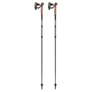 Bastones Leki Spin: bastones telescópicos de dos tramos para marcha nórdica, fabricados en aluminio HTS 5.5. Incorporan el sistema de ajuste Super Lock para una longitud personalizada y segura. Equipados con empuñadura ergonómica Trigger 1 y dragonera ajustable, ofrecen una conexión eficiente y cómoda. Las puntas de carburo y los tacos Powergrip Pad aseguran tracción en diversas superficies, siendo ideales para entrenamientos y caminatas en distintos terrenos.​