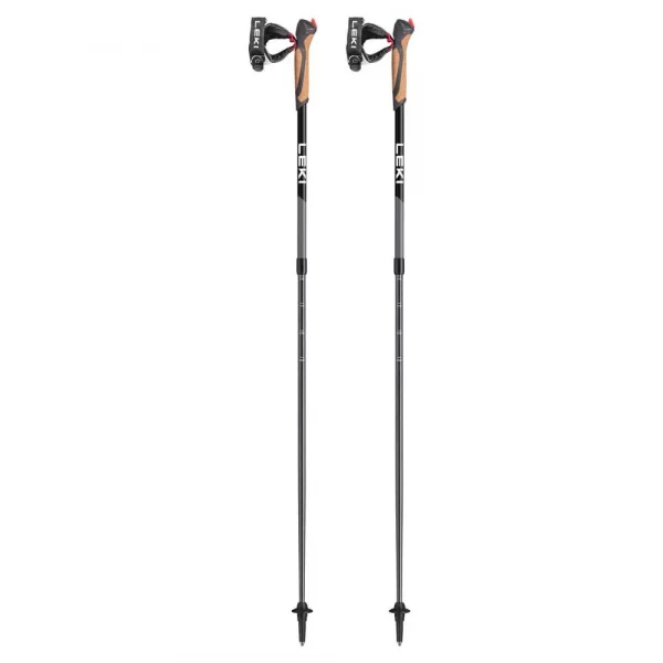 Bastones Leki Spin: bastones telescópicos de dos tramos para marcha nórdica, fabricados en aluminio HTS 5.5. Incorporan el sistema de ajuste Super Lock para una longitud personalizada y segura. Equipados con empuñadura ergonómica Trigger 1 y dragonera ajustable, ofrecen una conexión eficiente y cómoda. Las puntas de carburo y los tacos Powergrip Pad aseguran tracción en diversas superficies, siendo ideales para entrenamientos y caminatas en distintos terrenos.​