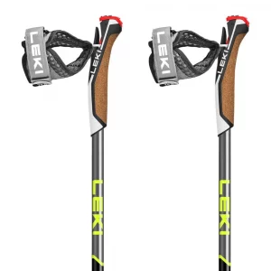 Bastones Leki Traveller Alu: bastones telescópicos de tres tramos fabricados en aluminio HTS 6.5, diseñados para Nordic Walking y trekking. Equipados con el sistema de ajuste Speed Lock Plus, permiten una regulación rápida y segura de la longitud entre 90 y 130 cm. Su diseño plegable reduce su tamaño a 66 cm, facilitando su transporte en mochilas o maletas. Incorporan la empuñadura Nordic Shark y correa ajustable, optimizando la transmisión de potencia y el control durante el ejercicio. Las puntas Flex Tip garantizan un agarre preciso en diversos terrenos, mientras que los tacos de goma ofrecen tracción en superficies urbanas. Ideales para quienes buscan versatilidad y rendimiento en sus actividades al aire libre.​