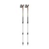 Bastones Leki Traveller Alu: bastones telescópicos de tres tramos fabricados en aluminio HTS 6.5, diseñados para Nordic Walking y trekking. Equipados con el sistema de ajuste Speed Lock Plus, permiten una regulación rápida y segura de la longitud entre 90 y 130 cm. Su diseño plegable reduce su tamaño a 66 cm, facilitando su transporte en mochilas o maletas. Incorporan la empuñadura Nordic Shark y correa ajustable, optimizando la transmisión de potencia y el control durante el ejercicio. Las puntas Flex Tip garantizan un agarre preciso en diversos terrenos, mientras que los tacos de goma ofrecen tracción en superficies urbanas. Ideales para quienes buscan versatilidad y rendimiento en sus actividades al aire libre.​