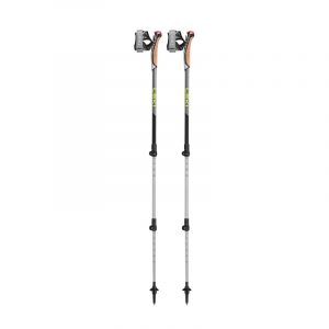 Bastones Leki Traveller Alu: bastones telescópicos de tres tramos fabricados en aluminio HTS 6.5, diseñados para Nordic Walking y trekking. Equipados con el sistema de ajuste Speed Lock Plus, permiten una regulación rápida y segura de la longitud entre 90 y 130 cm. Su diseño plegable reduce su tamaño a 66 cm, facilitando su transporte en mochilas o maletas. Incorporan la empuñadura Nordic Shark y correa ajustable, optimizando la transmisión de potencia y el control durante el ejercicio. Las puntas Flex Tip garantizan un agarre preciso en diversos terrenos, mientras que los tacos de goma ofrecen tracción en superficies urbanas. Ideales para quienes buscan versatilidad y rendimiento en sus actividades al aire libre.​