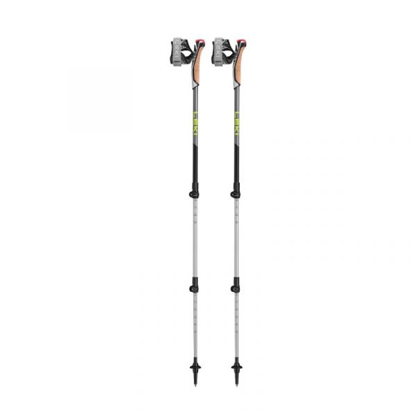 Bastones Leki Traveller Alu: bastones telescópicos de tres tramos fabricados en aluminio HTS 6.5, diseñados para Nordic Walking y trekking. Equipados con el sistema de ajuste Speed Lock Plus, permiten una regulación rápida y segura de la longitud entre 90 y 130 cm. Su diseño plegable reduce su tamaño a 66 cm, facilitando su transporte en mochilas o maletas. Incorporan la empuñadura Nordic Shark y correa ajustable, optimizando la transmisión de potencia y el control durante el ejercicio. Las puntas Flex Tip garantizan un agarre preciso en diversos terrenos, mientras que los tacos de goma ofrecen tracción en superficies urbanas. Ideales para quienes buscan versatilidad y rendimiento en sus actividades al aire libre.​