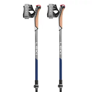 Bastones Leki Traveller Carbon: bastones telescópicos de tres tramos para marcha nórdica, fabricados en carbono PRC 1000 para una excelente combinación de ligereza y rigidez. Equipados con empuñadura Nordic Shark y correa Shark Frame Strap Mesh, ofrecen una conexión precisa y eficiente entre la mano y el bastón. El sistema de ajuste Speed Lock 2 Plus permite una regulación rápida y segura de la longitud, adaptándose a diferentes usuarios y terrenos. Incluyen punta de carburo para superficies naturales y taco de goma Powergrip Pad para uso urbano, brindando versatilidad en diversas condiciones.