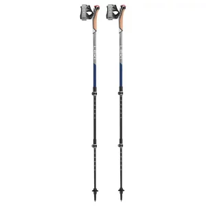 Bastones Leki Traveller Carbon: bastones telescópicos de tres tramos para marcha nórdica, fabricados en carbono PRC 1000 para una excelente combinación de ligereza y rigidez. Equipados con empuñadura Nordic Shark y correa Shark Frame Strap Mesh, ofrecen una conexión precisa y eficiente entre la mano y el bastón. El sistema de ajuste Speed Lock 2 Plus permite una regulación rápida y segura de la longitud, adaptándose a diferentes usuarios y terrenos. Incluyen punta de carburo para superficies naturales y taco de goma Powergrip Pad para uso urbano, brindando versatilidad en diversas condiciones.