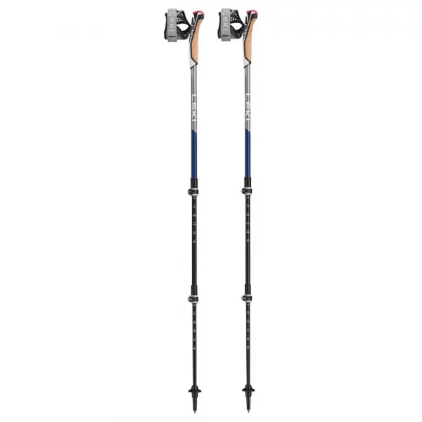 Bastones Leki Traveller Carbon: bastones telescópicos de tres tramos para marcha nórdica, fabricados en carbono PRC 1000 para una excelente combinación de ligereza y rigidez. Equipados con empuñadura Nordic Shark y correa Shark Frame Strap Mesh, ofrecen una conexión precisa y eficiente entre la mano y el bastón. El sistema de ajuste Speed Lock 2 Plus permite una regulación rápida y segura de la longitud, adaptándose a diferentes usuarios y terrenos. Incluyen punta de carburo para superficies naturales y taco de goma Powergrip Pad para uso urbano, brindando versatilidad en diversas condiciones.