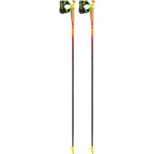 Bastones Leki Vertical K: bastones ultraligeros de trail running con tubo de carbono HRC Max de 14 mm y peso de 116 g (talla 120 cm). Equipados con el sistema Shark Frame Strap Mesh, ofrecen un ajuste ergonómico y eficiente transferencia de potencia. La punta Speed Tip proporciona agarre en terrenos irregulares. Disponibles en longitudes fijas de 110 cm a 140 cm. Ideales para corredores que buscan velocidad y ligereza en el trail.​
