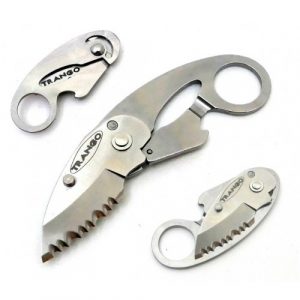 Navaja Trango Piranha: navaja ultraligera y compacta, ideal para escalada y actividades alpinas. Con hoja dentada de acero inoxidable 440-C y sistema de bloqueo, ofrece cortes precisos y seguros. Su diseño incluye orificio para mosquetón y abrebotellas integrado, combinando funcionalidad y portabilidad en una herramienta esencial.​