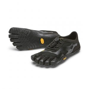 Zapatillas FiveFingers KSO Evo Junior: diseñadas para niños activos, estas zapatillas minimalistas ofrecen una excelente tracción y flexibilidad gracias a su suela Vibram® de menos de 5 mm. La parte superior de poliéster es transpirable y vegana, proporcionando comodidad durante todo el día. Ideales para actividades al aire libre, deportes y uso diario, fomentan una pisada natural y una conexión directa con el suelo.​