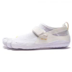 Zapatillas FiveFingers KSO Vintage W: edición limitada para mujer que combina el diseño clásico de FiveFingers con un toque moderno. Su parte superior de malla transpirable y poliamida elástica resistente a la abrasión se adapta al pie y proporciona un ajuste cómodo que expulsa las piedras y otros elementos del terreno, o como nosotros lo llamamos, Keeps Stuff Out (KSO) Vibram . Ideales para actividades al aire libre y uso diario.​