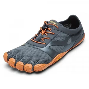 Zapatillas FiveFingers KSO EVO W: diseñadas para mujeres que buscan una experiencia de entrenamiento natural, estas zapatillas minimalistas ofrecen una suela Vibram® XS Trek de 3 mm que proporciona excelente tracción y sensibilidad al terreno. Su parte superior de malla de poliéster es ligera, transpirable y se ajusta fácilmente, ideal para actividades como entrenamiento funcional, pilometría y ejercicios de equilibrio. Con un peso aproximado de 99 g en talla 38, combinan comodidad y libertad de movimiento para una conexión más cercana con el suelo.​