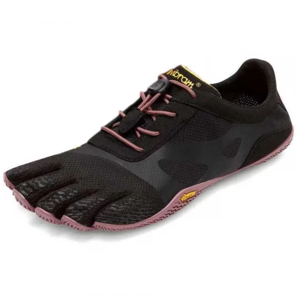 Zapatillas FiveFingers KSO EVO W: diseñadas para mujeres que buscan una experiencia de entrenamiento natural, estas zapatillas minimalistas ofrecen una suela Vibram® XS Trek de 3 mm que proporciona excelente tracción y sensibilidad al terreno. Su parte superior de malla de poliéster es ligera, transpirable y se ajusta fácilmente, ideal para actividades como entrenamiento funcional, pilometría y ejercicios de equilibrio. Con un peso aproximado de 99 g en talla 38, combinan comodidad y libertad de movimiento para una conexión más cercana con el suelo.​