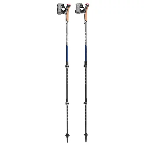 bastones-leki-traveller-carbon Bastones Leki Traveller Carbon: bastones telescópicos de tres tramos para marcha nórdica, fabricados en carbono PRC 1000 para una excelente combinación de ligereza y rigidez. Equipados con empuñadura Nordic Shark y correa Shark Frame Strap Mesh, ofrecen una conexión precisa y eficiente entre la mano y el bastón. El sistema de ajuste Speed Lock 2 Plus permite una regulación rápida y segura de la longitud, adaptándose a diferentes usuarios y terrenos. Incluyen punta de carburo para superficies naturales y taco de goma Powergrip Pad para uso urbano, brindando versatilidad en diversas condiciones.